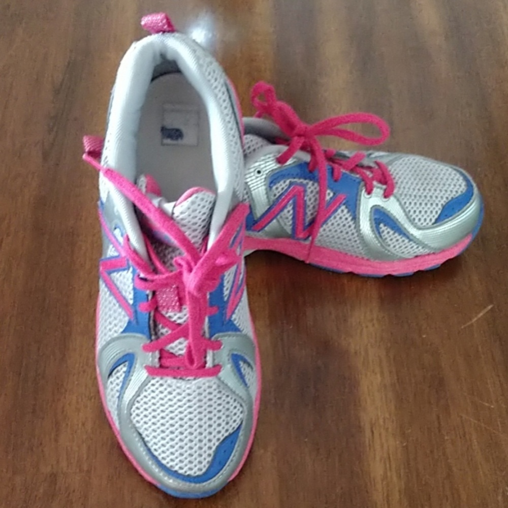 Tennis shoes